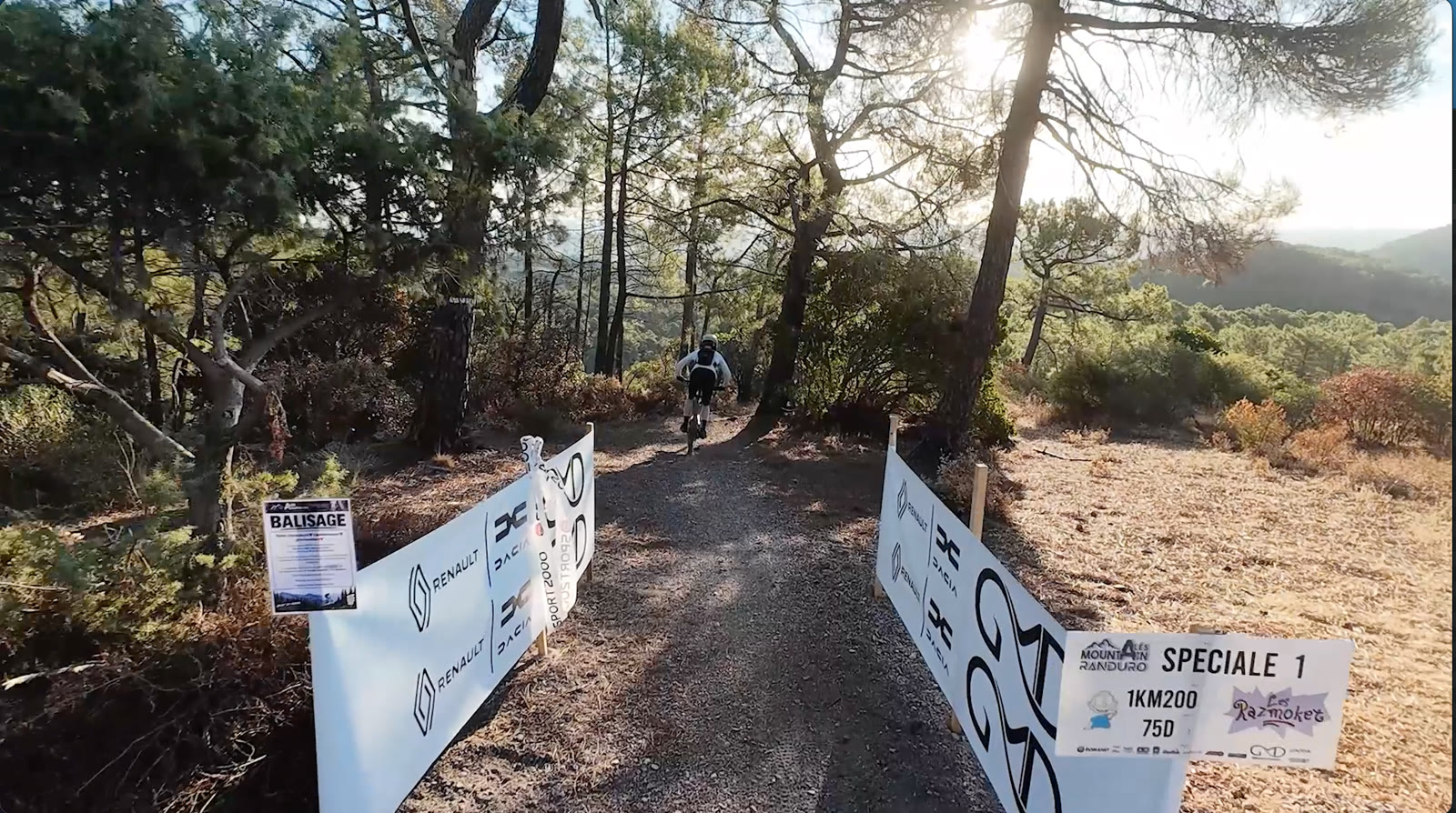 Départ de la spéciale 1 de l'Alès Mountain Randuro 2026, un vététiste s'élance sur le sentier en forêt